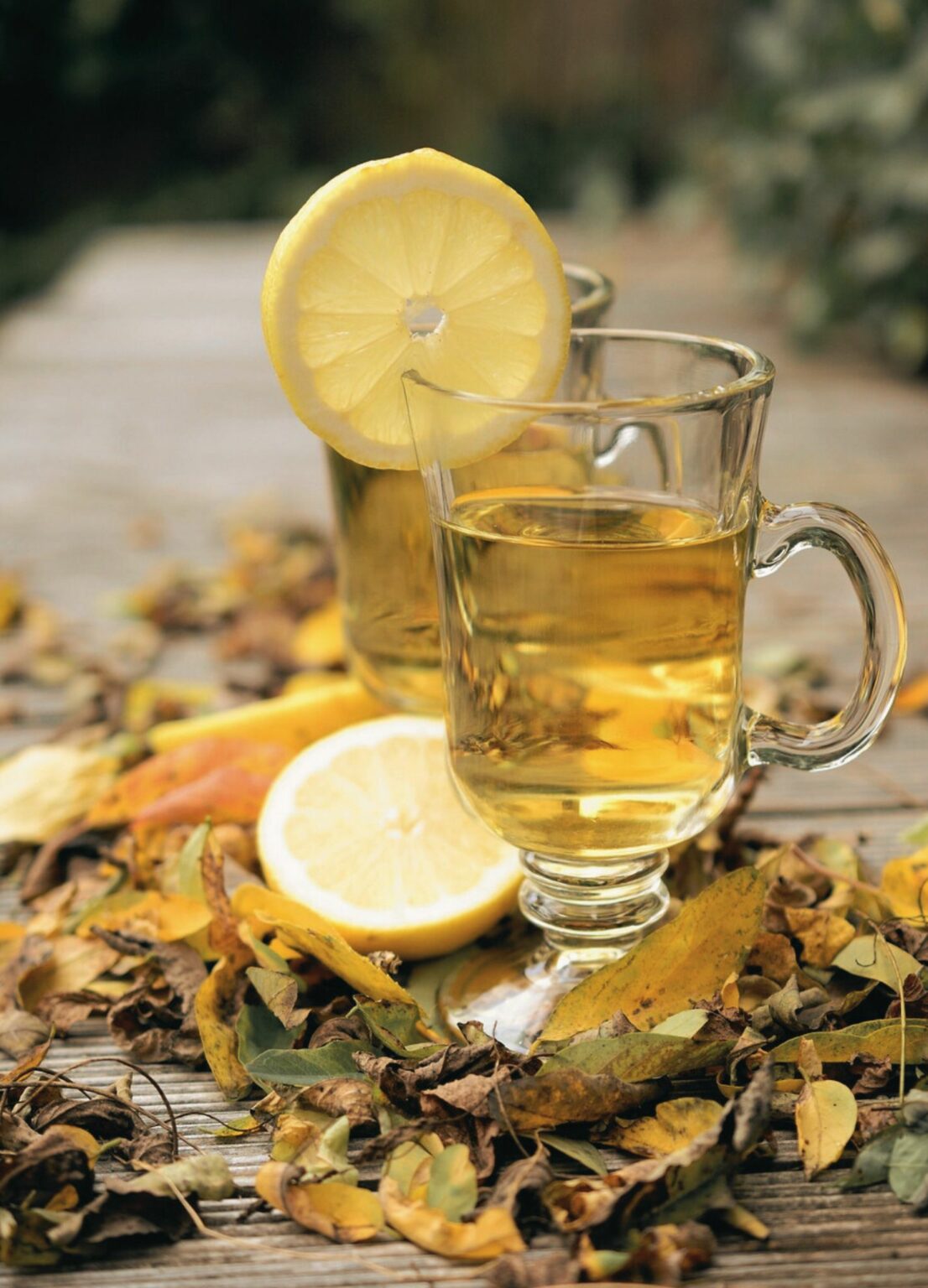 Tee mit Zitrone im Herbst; Erkältungszeit München, Behandlung natürlich